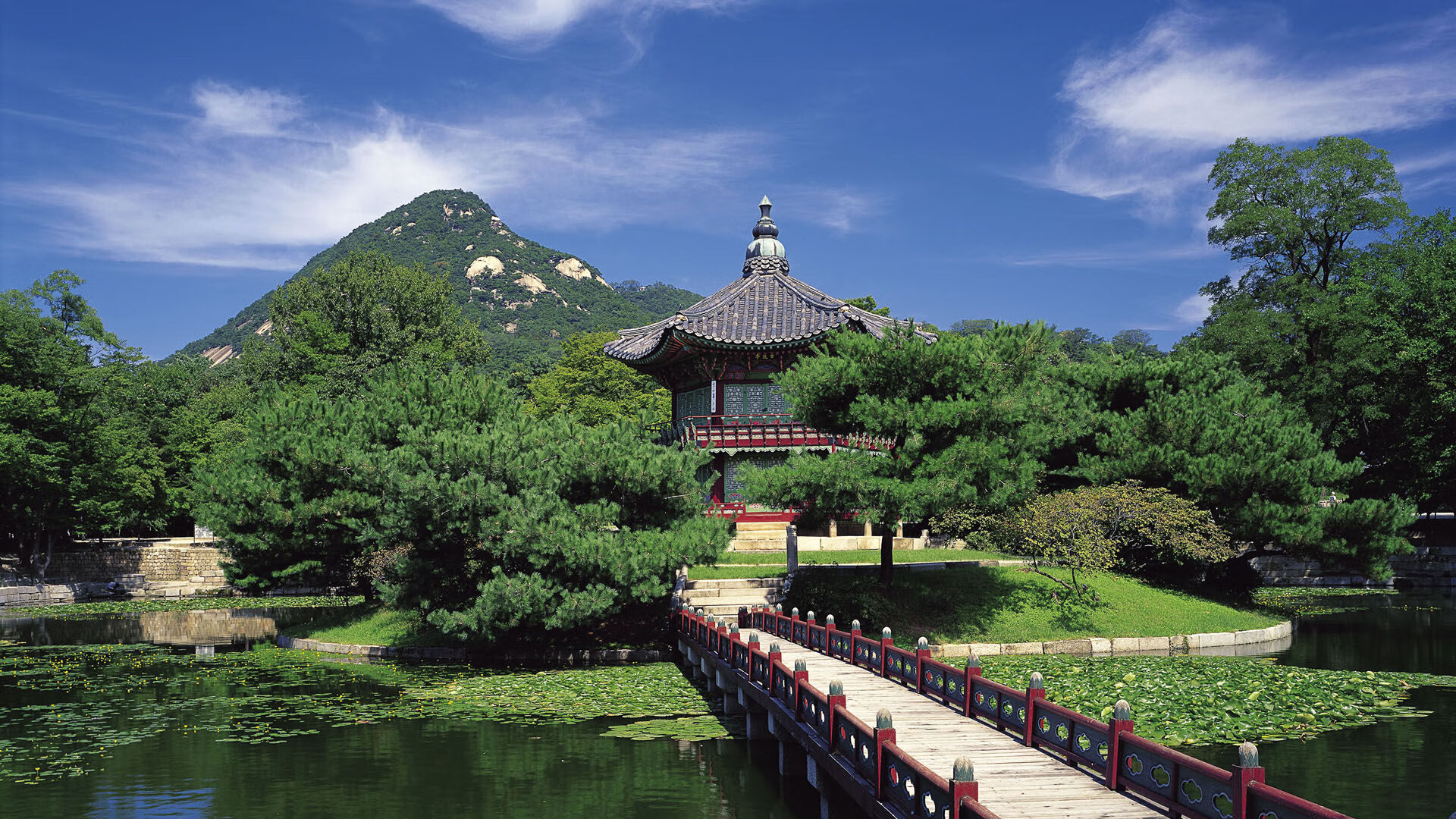 以足球为主题的旅游路线火爆，吸引大量游客，足球与旅游的结合